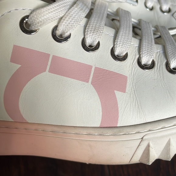 Salvatore Ferragamo "Cube 8" leather sneaker with Gancio print at side. Size 5.5 - Picture 6 of 15